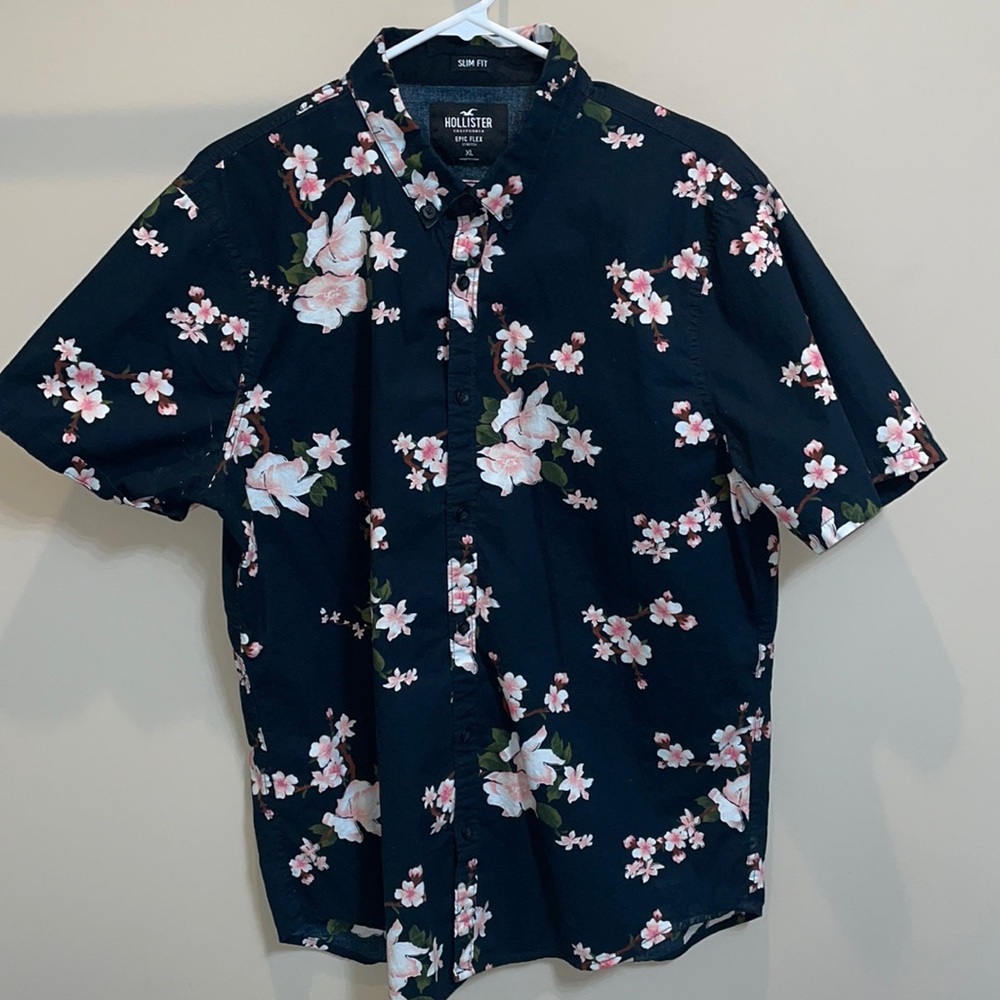 Hollister short sleeve button up shirt